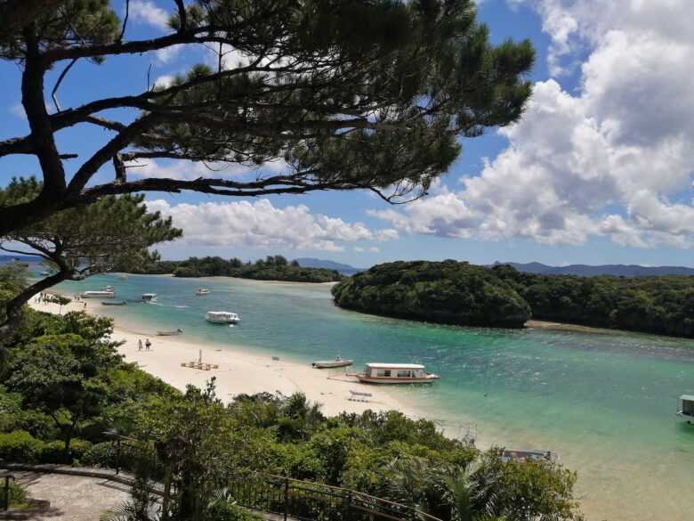 沖縄県八重山諸島にある石垣島の川平公園展望台から見る川平湾