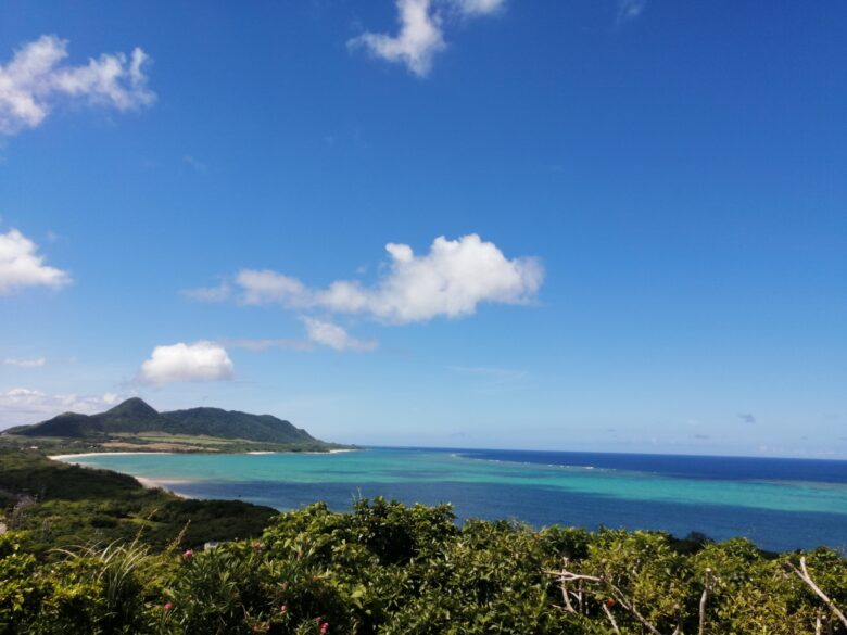 沖縄県八重山諸島石垣島の玉取崎展望台からの山が見える景色