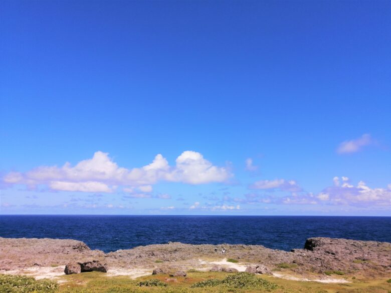 沖縄県八重山諸島竹富町波照間島の最南端の碑から見える海