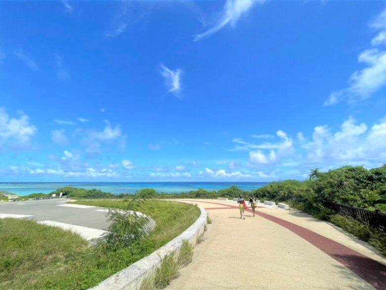 沖縄県八重山諸島竹富町波照間島のニシ浜ビーチの入り口前の通り