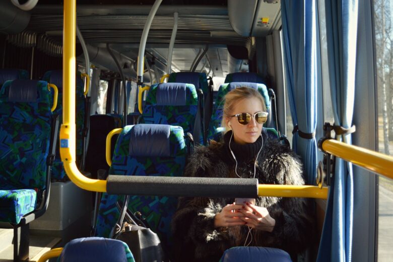バスに乗って移動する女性