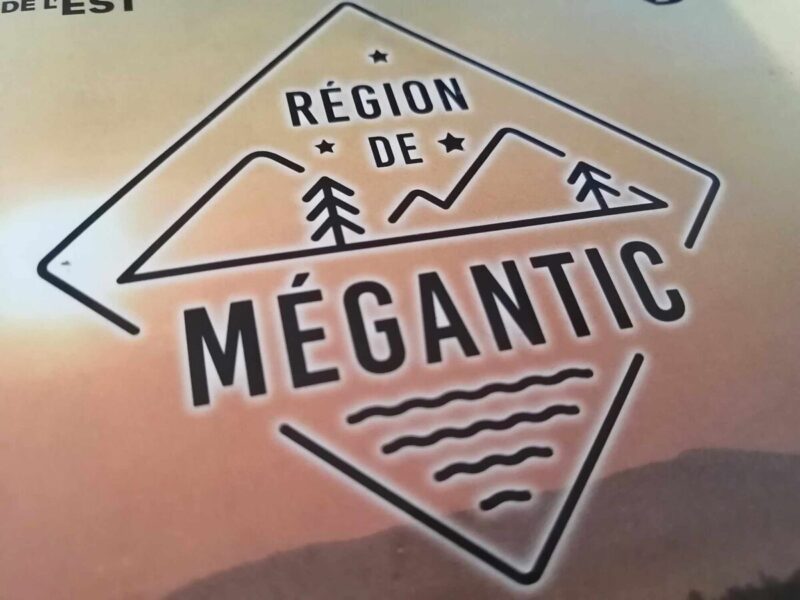 Lac-Meganticのパンフレットのロゴ 