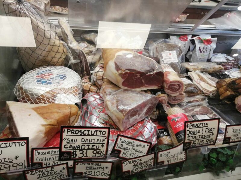 ジャンタロン市場で売られている加工肉