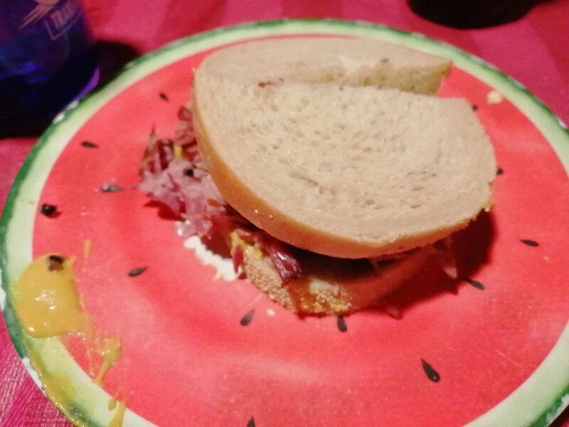 持ち帰りのパンとスモークミートで作ったサンドイッチ