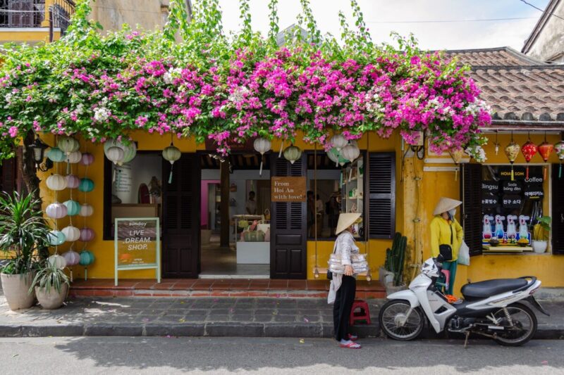 ベトナムのホイアンのとあるお店と地元の人々