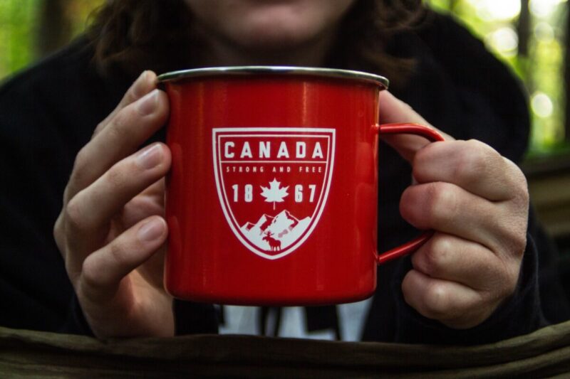 カナダの設立した年が書かれている赤いマグカップ