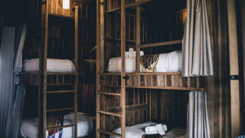 木製の二段ベッドがつある部屋