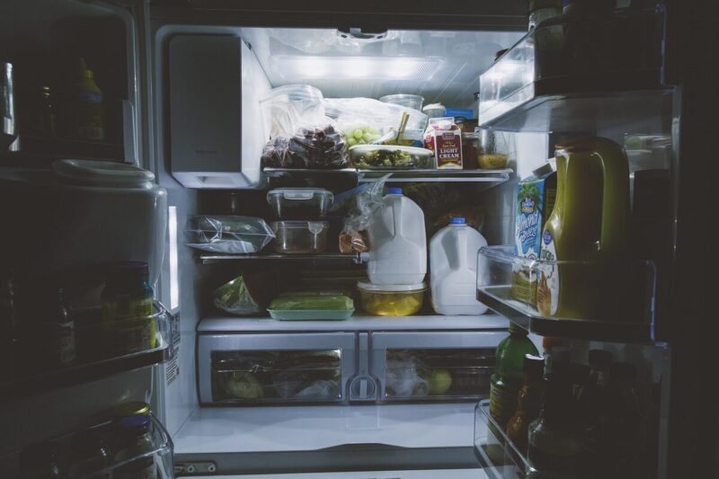 たくさんの食材で埋まっている冷蔵庫
