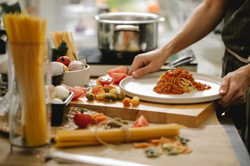 キッチンでスパゲッティを作っているところ